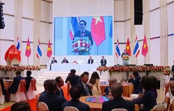 Chủ tịch Quốc hội Vương Đình Huệ gặp cộng đồng người Việt tại Thái Lan