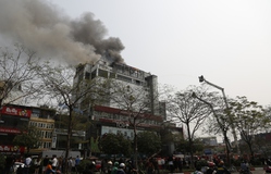 Vụ cháy ở Ô Chợ Dừa: Tia lửa từ biển quảng cáo quán cà phê làm lan sang khu nhà bên cạnh