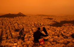 Nền trời thủ đô Hy Lạp bất ngờ chuyển màu cam “kỳ ảo”