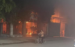 Cháy lớn tại xưởng may trong khu dân cư, người dân ôm đồ bỏ chạy