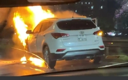 Xe ô tô bốc cháy dữ dội trên đường Vành đai 3 tại Hà Nội