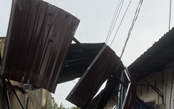 Đồng Nai: Mưa gió đầu mùa làm nhiều căn nhà bị tốc mái