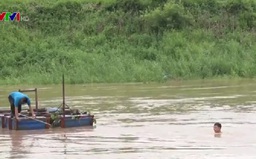 Phó chủ tịch xã lao mình ra sông cứu người giữa dòng nước lũ