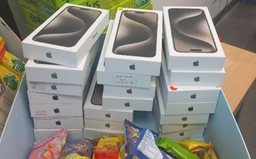 Tạm giữ lô hàng lậu hơn 20 iPhone 15 Pro Max trị giá 700 triệu đồng