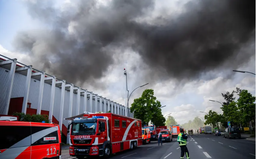 Cháy lớn tại nhà máy công nghệ kim khí, chính quyền Berlin (Đức) ban bố cảnh báo khói độc