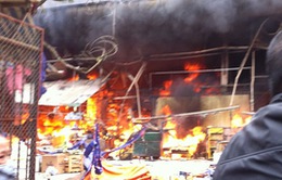Cháy lớn tại chợ Nhật Tân - Hà Nội
