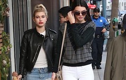 Kendall Jenner và Hailey Baldwin thân thiết đi mua sắm Giáng sinh