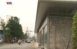 Nhà chờ xe buýt nhanh ở Hà Nội: Băn khoăn tính tiện lợi!