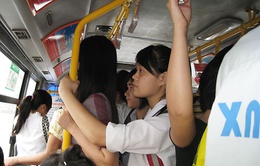 Tràn lan tình trạng nữ sinh bị quấy rối trên xe buýt