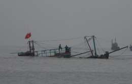 Nghệ An: Tàu cá đâm vào đá ngầm, 10 ngư dân thoát nạn