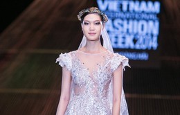 Mặc váy cưới, Hoa hậu Thuỳ Dung hóa “nàng thơ” của NTK Hoàng Hải
