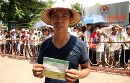 Mắc võng nằm chờ 12 tiếng để mua vé xem U19 Việt Nam đá bán kết