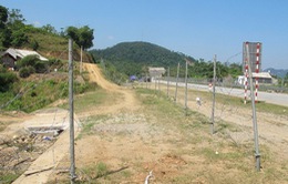 Tự ý phá hàng rào, mở đường lên cao tốc Hà Nội - Lào Cai