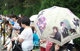 Fan Nhật xếp hàng dài trước địa điểm tổ chức đám cưới của Bae Yong Joon