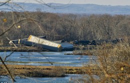 Mỹ: Ethanol tràn ngập sông Mississippi sau tai nạn tàu hỏa