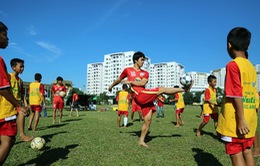 Công Phượng và đồng đội thi tài tâng bóng với cầu thủ nhí Học viện NutiFood