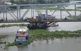 TP.HCM: Liên tiếp xảy ra kẹt tàu dưới gầm cầu Bình Lợi
