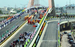 Ngày đầu thông xe tại cầu vượt 3 tầng lớn nhất Việt Nam