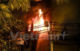 Hà Nội: Cháy lớn thiêu rụi hai căn nhà ở phố Nguyễn Khang