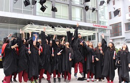 Đại học Quốc tế Sài Gòn trao bằng tốt nghiệp