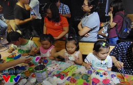 Hàng trăm em nhỏ thích thú vẽ mặt nạ giấy bồi truyền thống