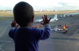 Bức hình bé gái 10 tháng tuổi gây ám ảnh trong bi kịch rơi máy bay của Nga
