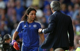 Nữ bác sĩ xinh đẹp của Chelsea khéo léo đáp lại Mourinho