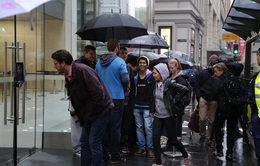 Dòng người xếp hàng mua iPhone 6S bất chấp mưa lạnh