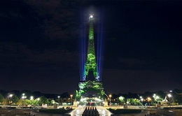 Tháp Eiffel biến thành khu rừng ảo khổng lồ