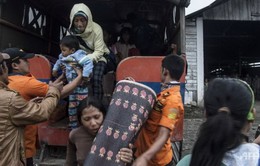 Indonesia sơ tán người dân do núi lửa phun trào