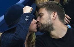 Shakira và Pique liên tục trao nhau nụ hôn ngọt ngào