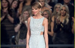 Taylor Swift đẹp như Nữ hoàng Băng giá tại ACM Awards 2015