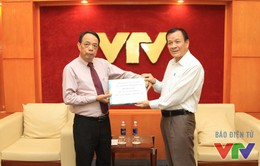 Nhà báo Nguyễn Văn Vinh trao tặng 174 bức ảnh tư liệu quý cho VTV