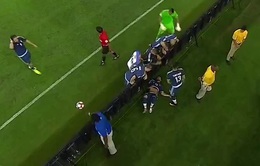 VIDEO: Đứng tim với pha bóng hy hữu khiến Lavezzi nằm bất động