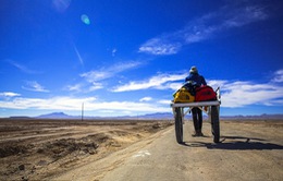 Nhiếp ảnh gia đơn độc khám phá sa mạc muối lớn nhất thế giới ở Bolivia