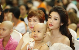 Hoa hậu Đỗ Mỹ Linh dịu dàng vui Tết Trung thu với bệnh nhi