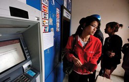 Máy ATM bị nghẽn: Do lượng giao dịch tăng đột biến?