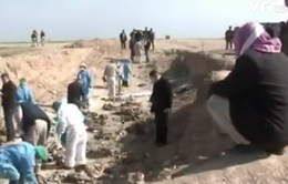 Phát hiện 72 ngôi mộ tập thể chôn hàng nghìn nạn nhân bị IS sát hại
