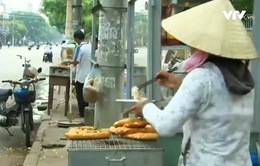 Bánh mì đường phố: Khó kiểm soát an toàn thực phẩm