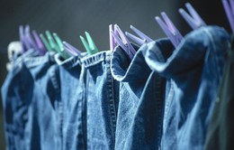 Cách giặt quần jeans không bị phai màu