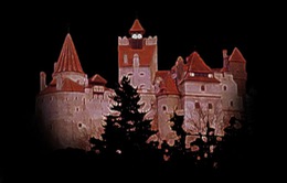 Ngủ trong lâu đài ma Dracula trong đêm Halloween