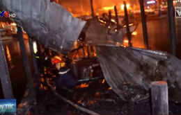 Tàu du lịch ở Nha Trang bất ngờ bốc cháy trong đêm