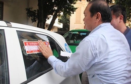 Hà Nội dán đề can tuyên truyền về ATGT cho xe taxi