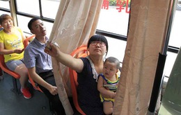 Xe buýt có rèm kéo phục vụ bà mẹ cho con bú