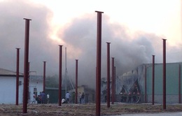 Hà Nội: Cháy lớn tại xưởng chứa vải, giấy