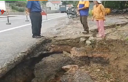 Xuất hiện “hố tử thần” sâu hàng chục mét sau lũ ở Phú Yên
