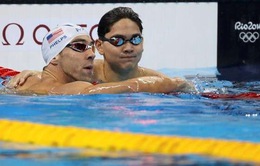 Lần thứ 2 đánh bại Michael Phelps, kình ngư số 1 Singapore dẫn đầu vòng loại 100m bơi bướm