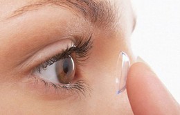 Đeo kính áp tròng dễ nhiễm trùng mắt