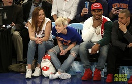 Miley Cyrus khoe nhẫn đính hôn