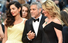 George Clooney nắm chặt tay vợ khi đứng cạnh Người đàn bà đẹp